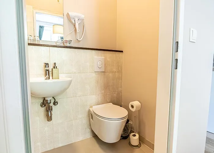 1 Aprt & 5 Stylish Rooms, Comfort & Convenience Combined