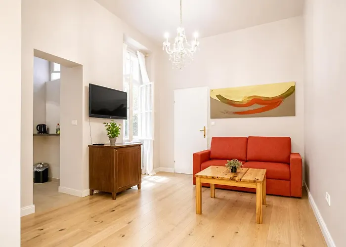 1 Aprt & 5 Stylish Rooms, Comfort & Convenience Combined Hotel
