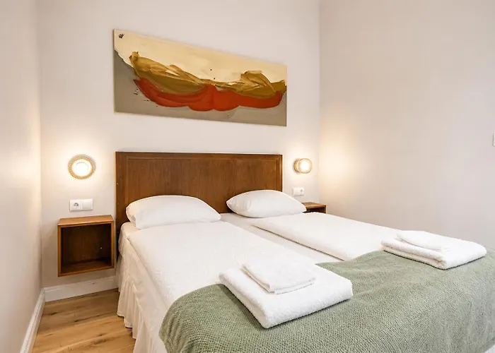 1 Aprt & 5 Stylish Rooms, Comfort & Convenience Combined