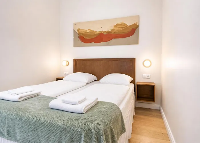 1 Aprt & 5 Stylish Rooms, Comfort & Convenience Combined Hotel