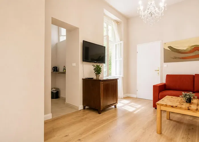 1 Aprt & 5 Stylish Rooms, Comfort & Convenience Combined Hotel *