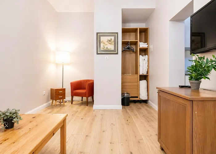 1 Aprt & 5 Stylish Rooms, Comfort & Convenience Combined Hotel