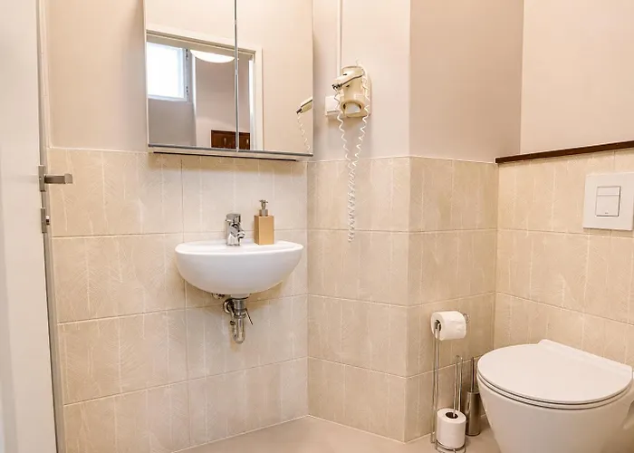 1 Aprt & 5 Stylish Rooms, Comfort & Convenience Combined Hotel *