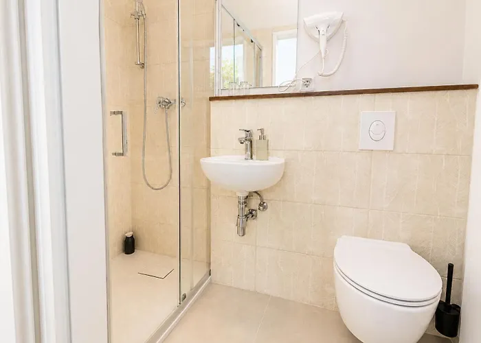 1 Aprt & 5 Stylish Rooms, Comfort & Convenience Combined Hotel