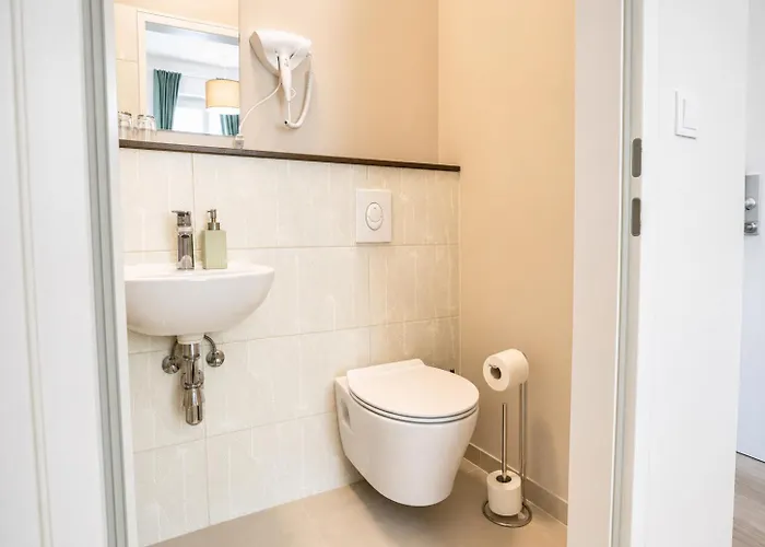 1 Aprt & 5 Stylish Rooms, Comfort & Convenience Combined *
