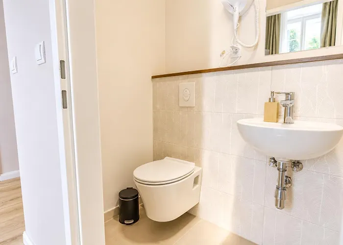 1 Aprt & 5 Stylish Rooms, Comfort & Convenience Combined Hotel