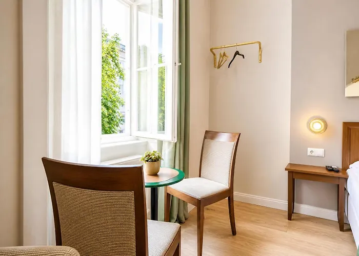 1 Aprt & 5 Stylish Rooms, Comfort & Convenience Combined