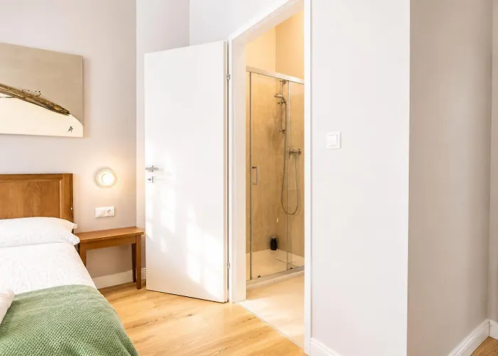 1 Aprt & 5 Stylish Rooms, Comfort & Convenience Combined Hotel
