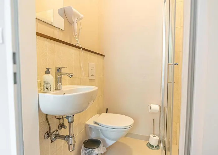 1 Aprt & 5 Stylish Rooms, Comfort & Convenience Combined